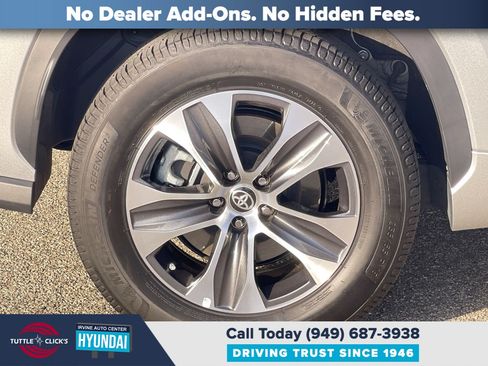 Used 2024 Toyota Highlander XLE FWD image 11