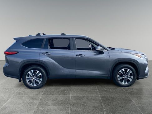 Used 2023 Toyota Highlander XLE FWD image 6