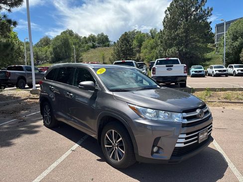 Used 2018 Toyota Highlander XLE AWD/4WD image 7