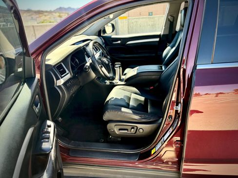 Used 2019 Toyota Highlander XLE FWD image 21