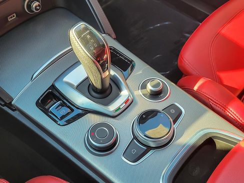 Used 2022 Alfa Romeo Stelvio Veloce image 18