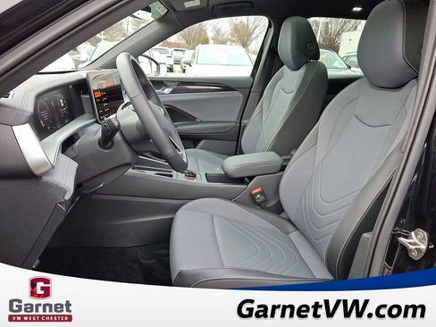 Certified 2025 Volkswagen Tiguan SE R-Line image 14