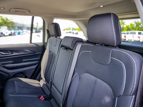 Used 2023 Jeep Grand Cherokee Laredo image 15