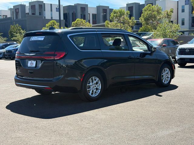 Used 2022 Chrysler Pacifica Touring-L FWD image 6