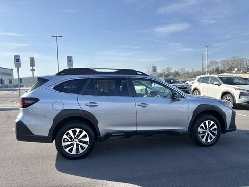 Used 2025 Subaru Outback Premium AWD/4WD image 8