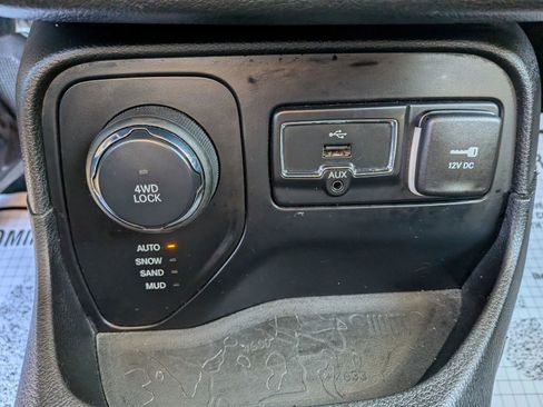 Used 2016 Jeep Renegade Latitude AWD/4WD image 57