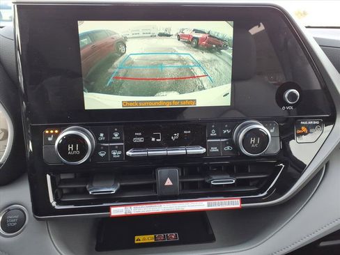 New 2026 Toyota Highlander XLE image 9