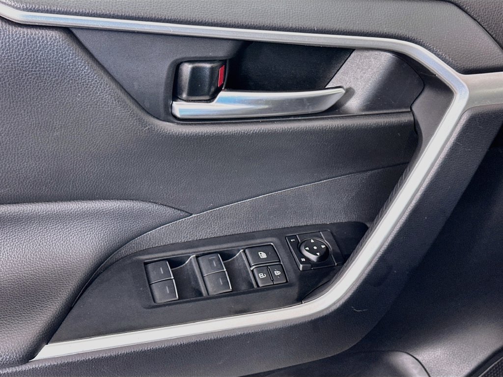 Certified 2025 Toyota RAV4 XLE FWD image 18