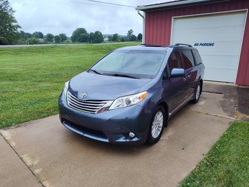Used 2015 Toyota Sienna XLE w/ XLE Navigation Package FWD image 1