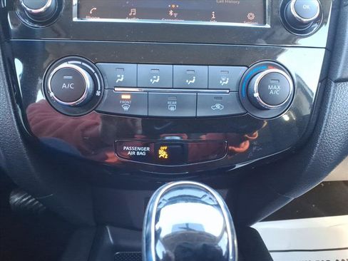 Used 2018 Nissan Rogue S image 19