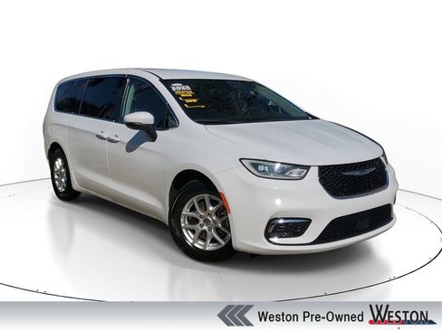 Used 2023 Chrysler Pacifica Touring-L image 1