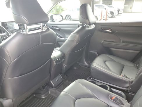 Used 2022 Toyota Highlander XLE image 15