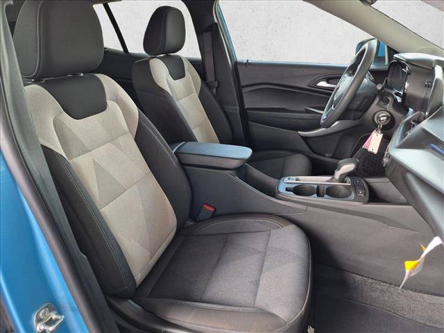 Used 2025 Chevrolet Trax LS w/ LS Convenience Package FWD image 19