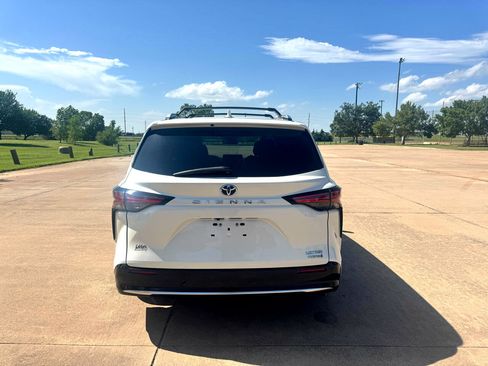 Used 2021 Toyota Sienna Limited image 9