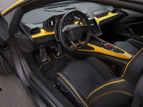 Used 2024 Lamborghini Revuelto AWD/4WD image 2