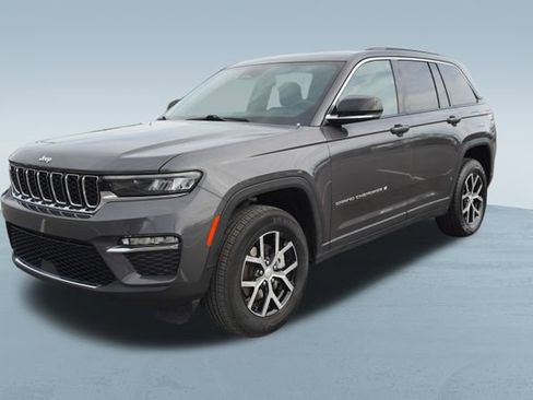 Used 2024 Jeep Grand Cherokee Limited image 3