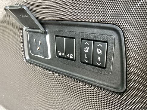 Certified 2021 Cadillac Escalade ESV Premium Luxury AWD/4WD image 19