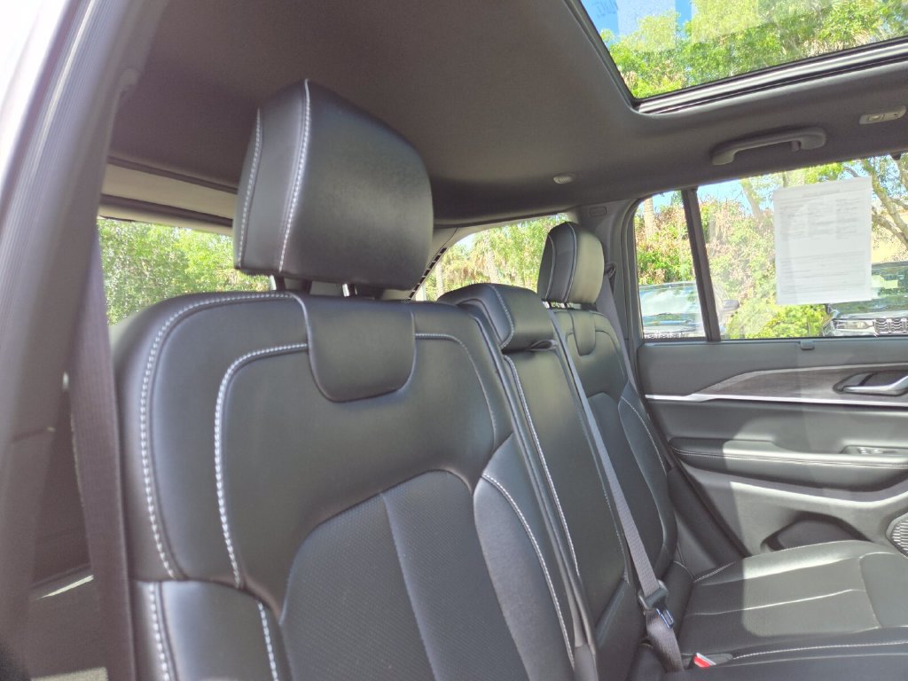 Used 2025 Jeep Grand Cherokee Limited w/ Luxury Tech Group II AWD/4WD image 19
