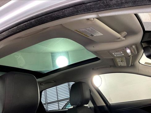 Used 2017 Jaguar F-PACE Premium image 29