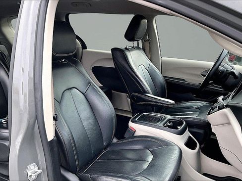 Used 2022 Chrysler Pacifica Touring-L w/ Uconnect Theater Family Group FWD image 20