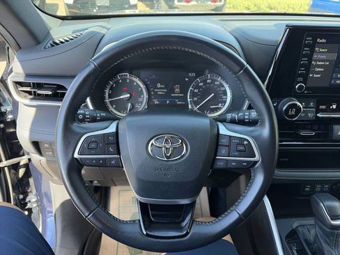Used 2022 Toyota Highlander XSE FWD image 11