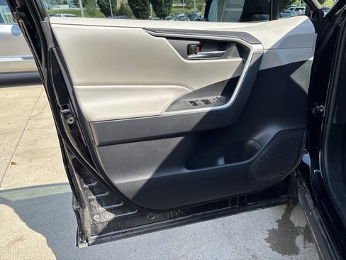 Used 2022 Toyota RAV4 XLE AWD/4WD image 13