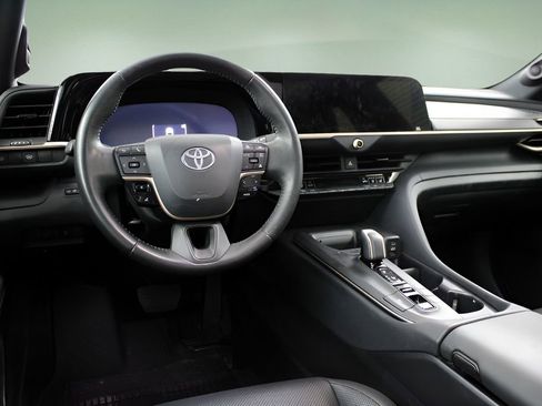 Used 2023 Toyota Crown Limited image 20