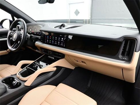 Used 2025 Porsche Cayenne E-Hybrid image 19