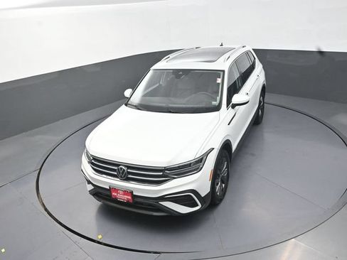 Used 2022 Volkswagen Tiguan SE w/ Panoramic Sunroof Package FWD image 25