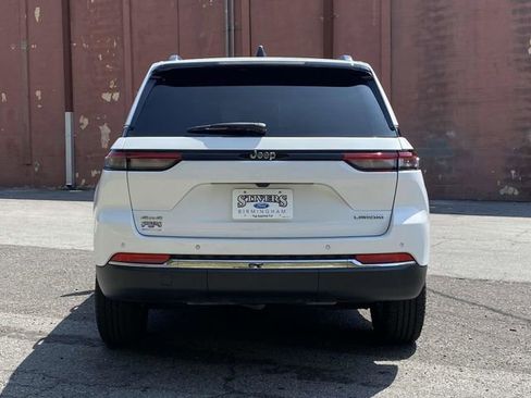 Used 2023 Jeep Grand Cherokee Laredo AWD/4WD image 31