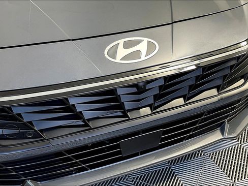 Used 2024 Hyundai Elantra Limited FWD image 32