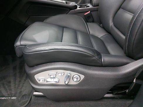 Certified 2025 Porsche Macan image 30