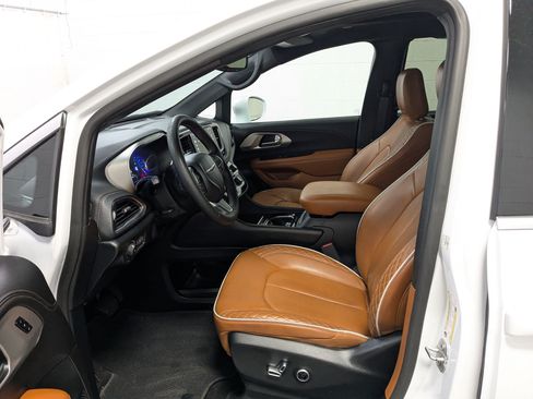 Used 2024 Chrysler Pacifica Pinnacle FWD image 20