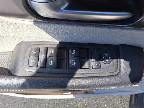 Certified 2023 Chrysler Pacifica Touring-L FWD image 28