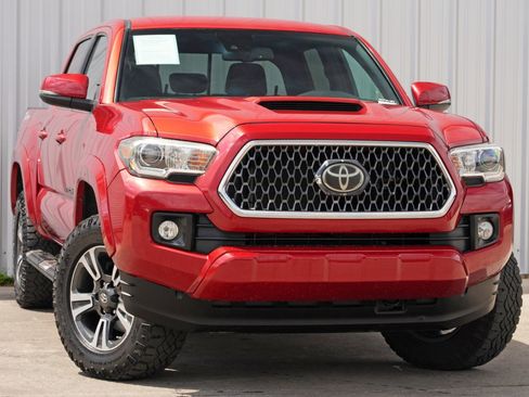 Used 2019 Toyota Tacoma TRD Sport w/ Technology Package image 2