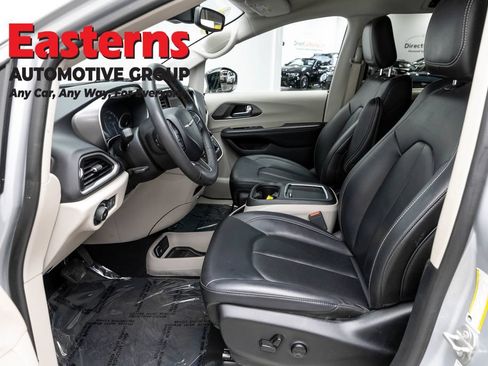 Used 2024 Chrysler Pacifica Touring-L FWD image 14