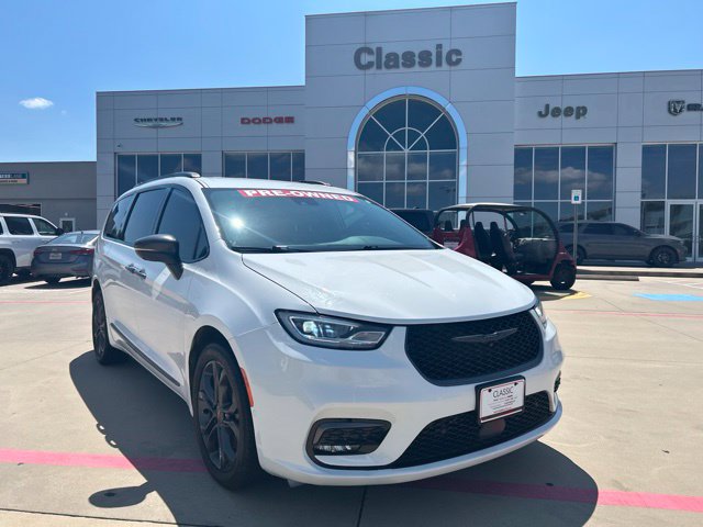Used 2023 Chrysler Pacifica Touring-L w/ Road Tripper Package AWD/4WD image 1