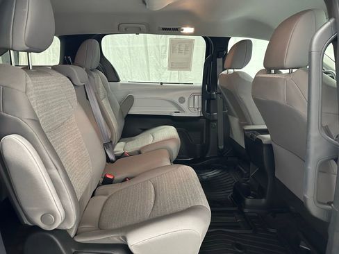 Used 2025 Toyota Sienna LE image 57