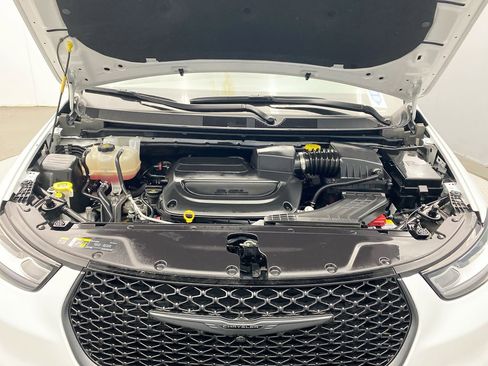 Used 2025 Chrysler Pacifica Limited FWD image 11