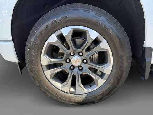 Used 2025 Chevrolet Silverado 1500 High Country AWD/4WD image 9