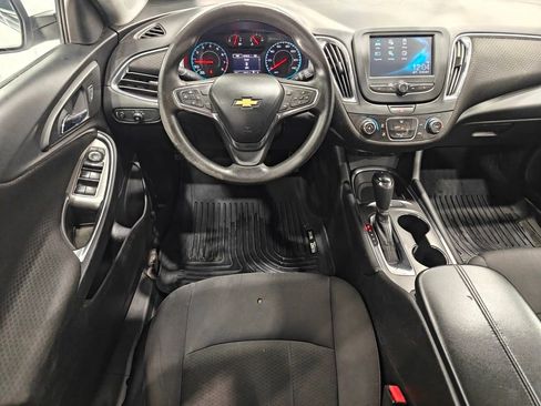 Used 2017 Chevrolet Malibu LT FWD image 4
