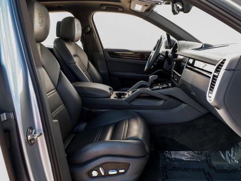 Used 2020 Porsche Cayenne image 32