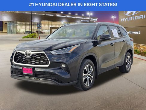 Used 2024 Toyota Highlander XLE image 2