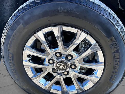 Used 2024 Toyota Tacoma Limited w/ Limited Package (LT) image 10