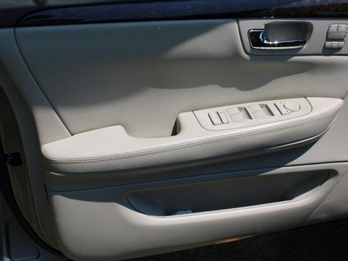 Used 2011 Cadillac DTS image 14