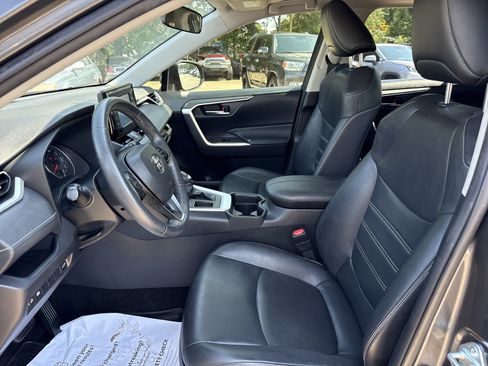 Used 2019 Toyota RAV4 XLE Premium FWD image 11