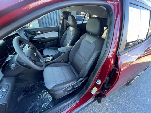 Used 2025 Chevrolet Trax LT image 36