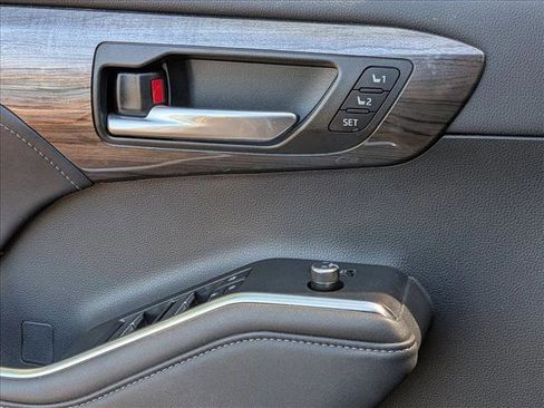 Used 2023 Toyota Highlander Platinum image 4