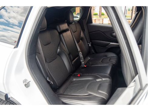 Used 2021 Jeep Cherokee Latitude Lux w/ Comfort/Convenience Group AWD/4WD image 20