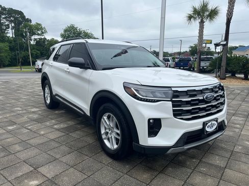 Used 2025 Ford Explorer Active w/ Active Comfort Package RWD image 8